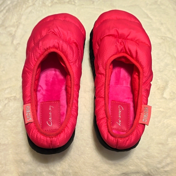 Slippers - Picture 1 of 3